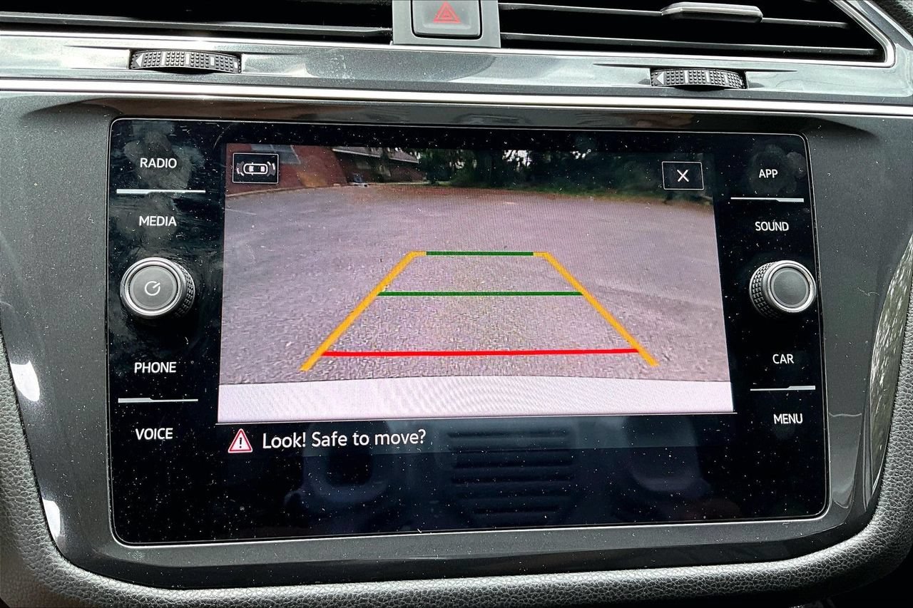 Used 2024 Volkswagen Tiguan SE w/ Panoramic Sunroof Package AWD/4WD image 13