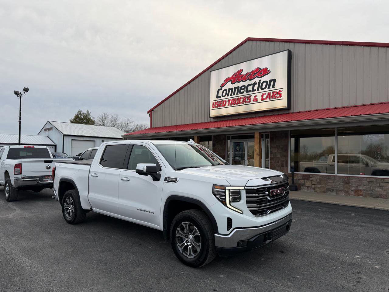 Used 2026 GMC Sierra 1500 SLT image 1