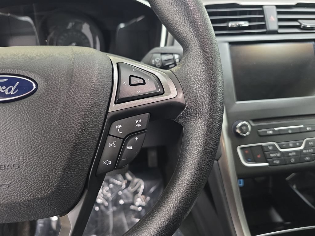Used 2017 Ford Fusion SE w/ Fusion SE Technology Package FWD image 18