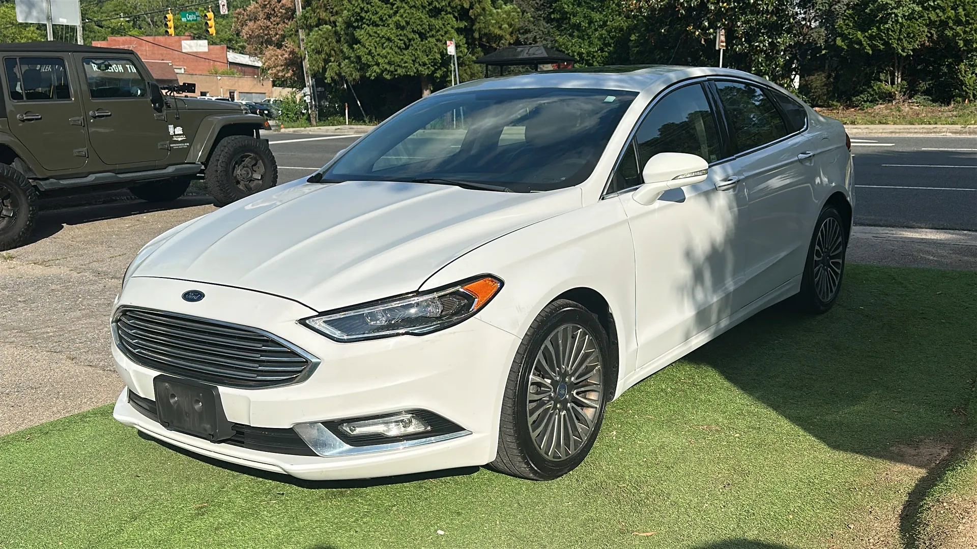 Used 2017 Ford Fusion SE w/ Fusion SE Technology Package AWD/4WD image 3