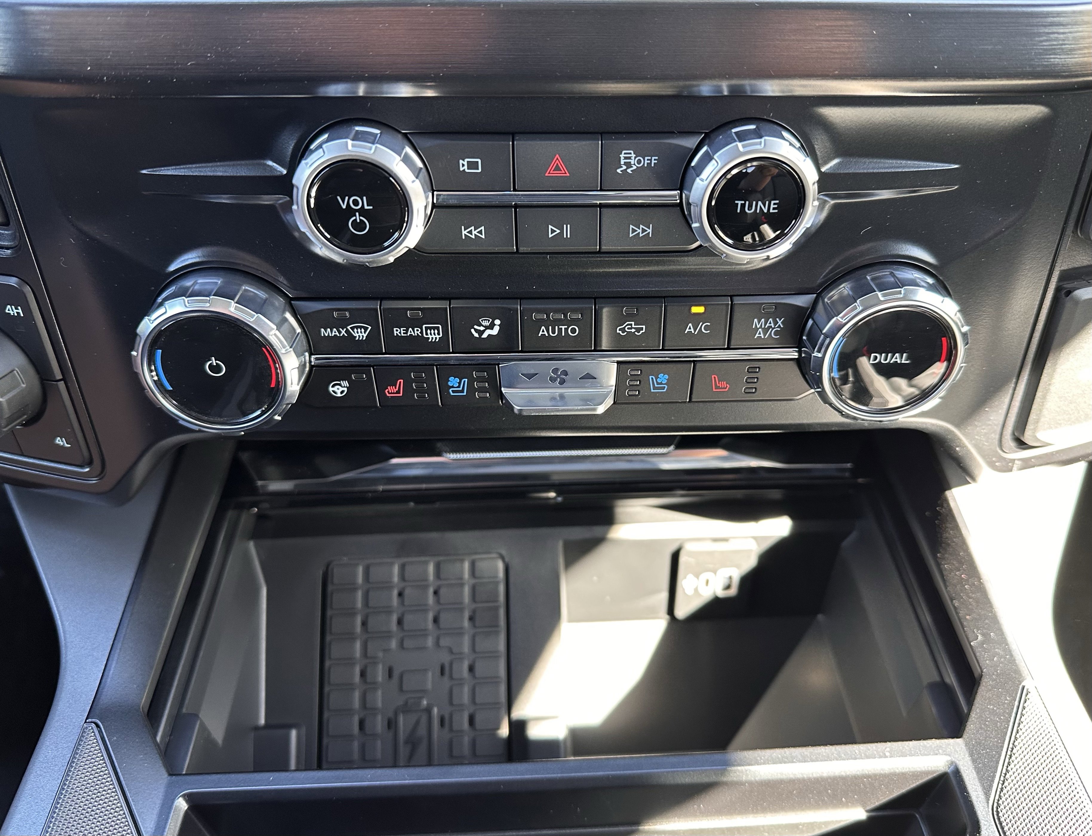 New 2026 Ford F250 Lariat w/ Black Appearance Package image 27