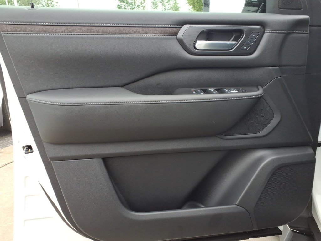 New 2026 Nissan Armada SL w/ Captain's Chari Seat Package AWD/4WD image 13
