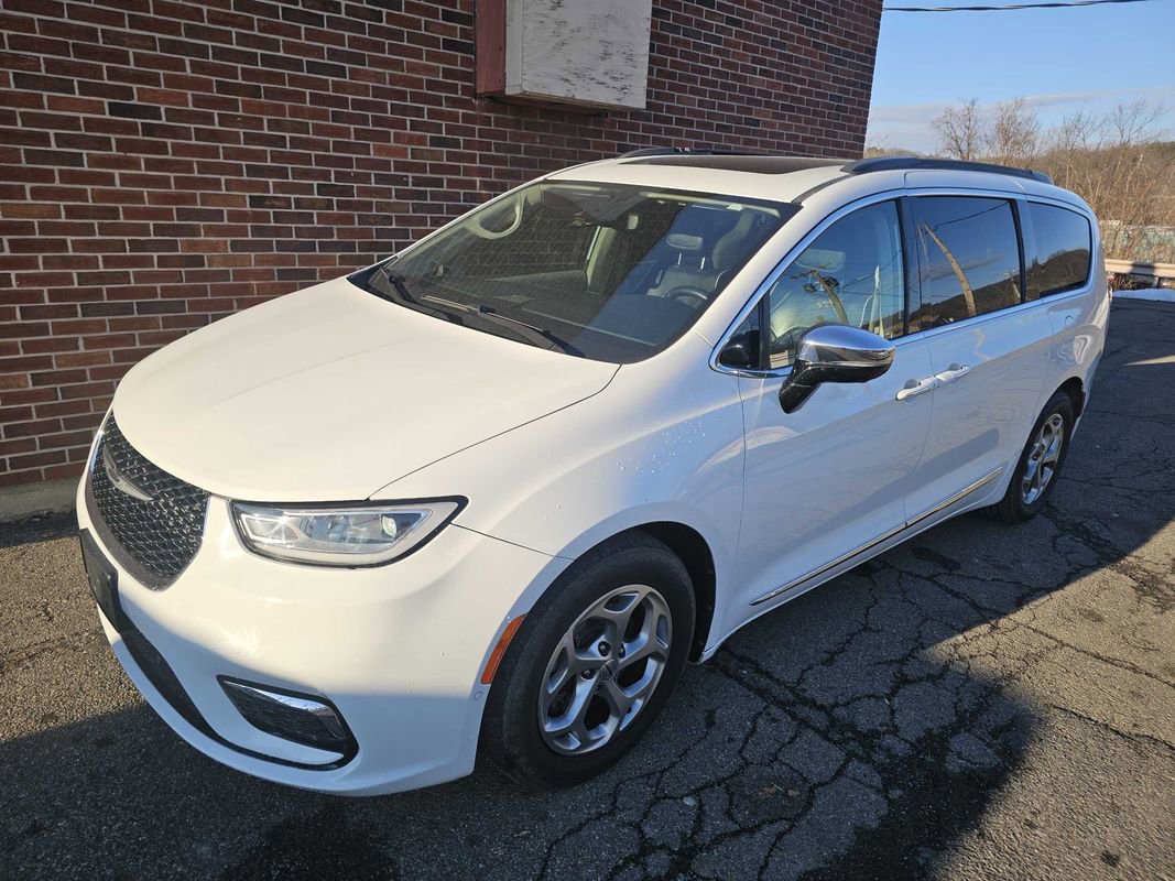 Used 2023 Chrysler Pacifica Limited w/ Uconnect Theater Family Group image 1