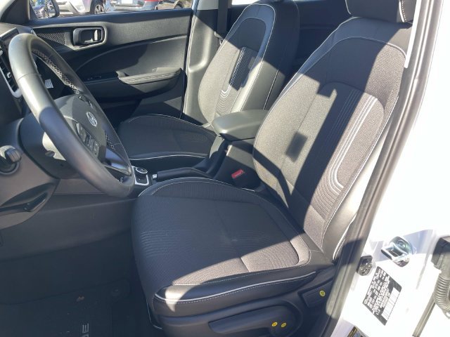 Certified 2025 Hyundai Venue Limited FWD image 24