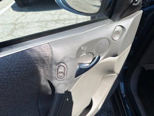 Used 2002 Saturn L-Series L100 w/ Special Edition Pkg FWD image 11