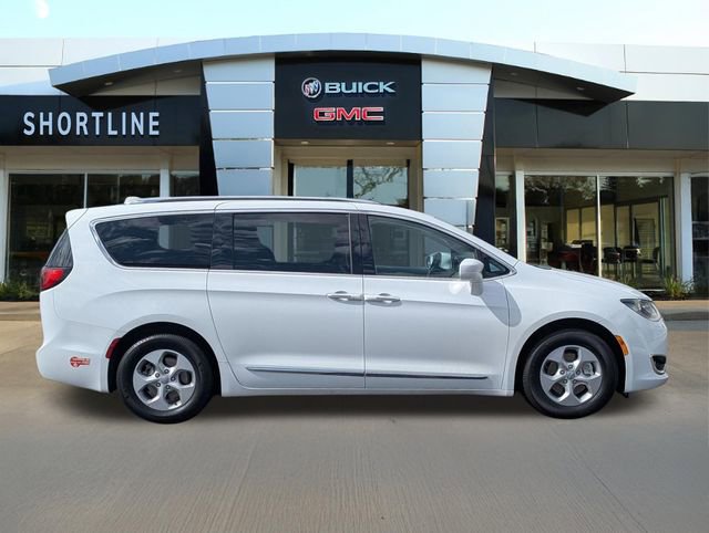Used 2018 Chrysler Pacifica Touring-L image 2