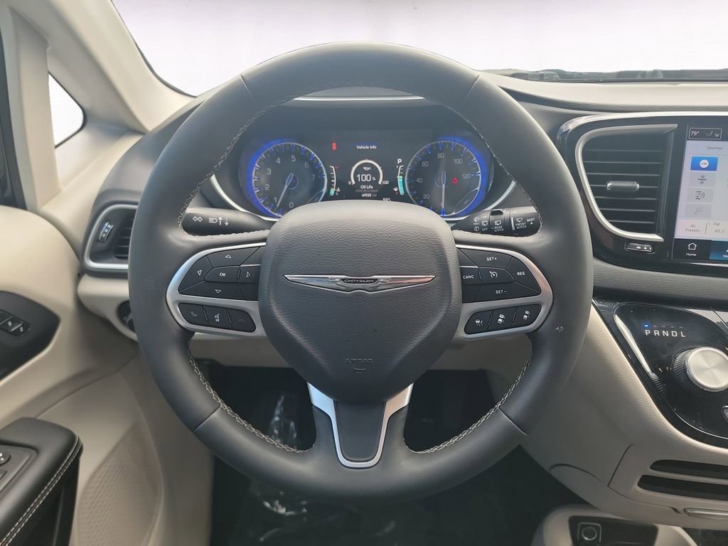 Used 2023 Chrysler Pacifica Touring-L FWD image 12