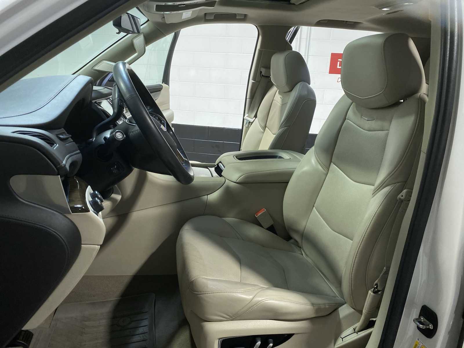 Used 2020 Cadillac Escalade Luxury AWD/4WD image 11