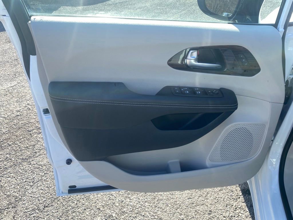 Used 2024 Chrysler Pacifica Limited image 9
