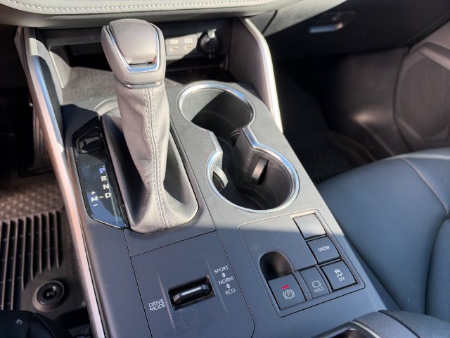 Used 2024 Toyota Highlander XLE FWD image 27