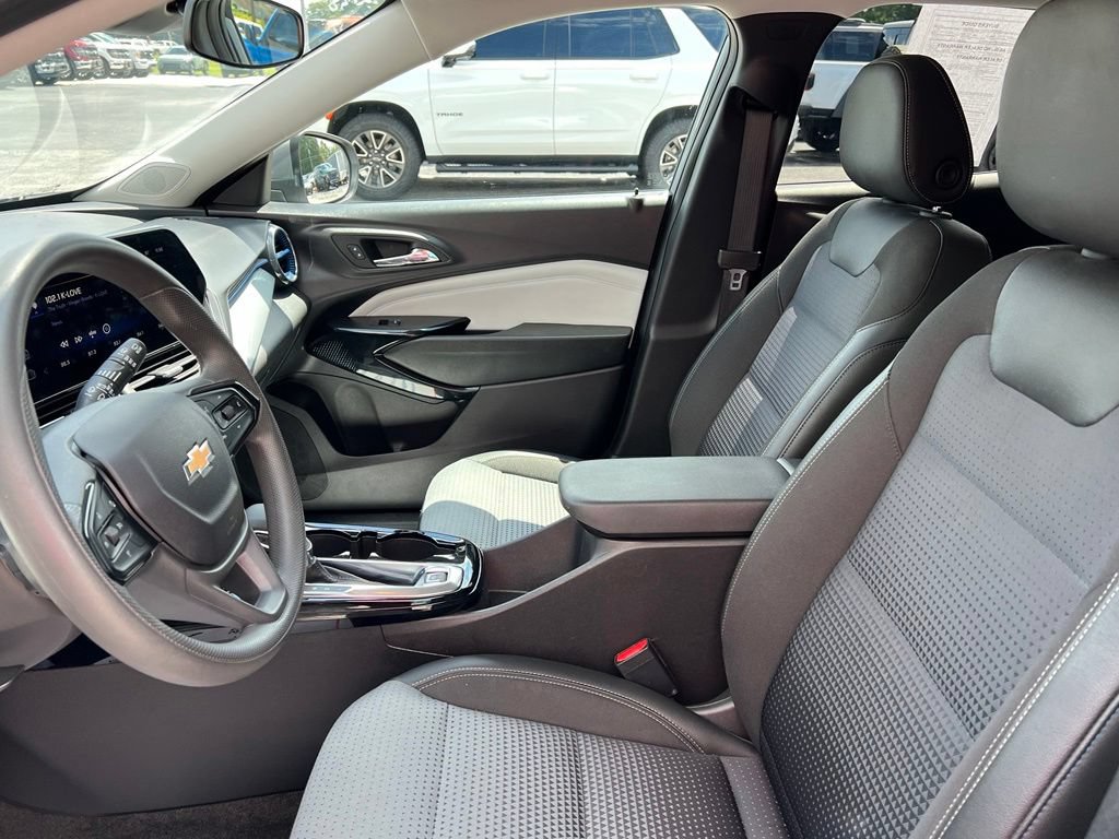 Used 2025 Chevrolet Trax LT FWD image 7
