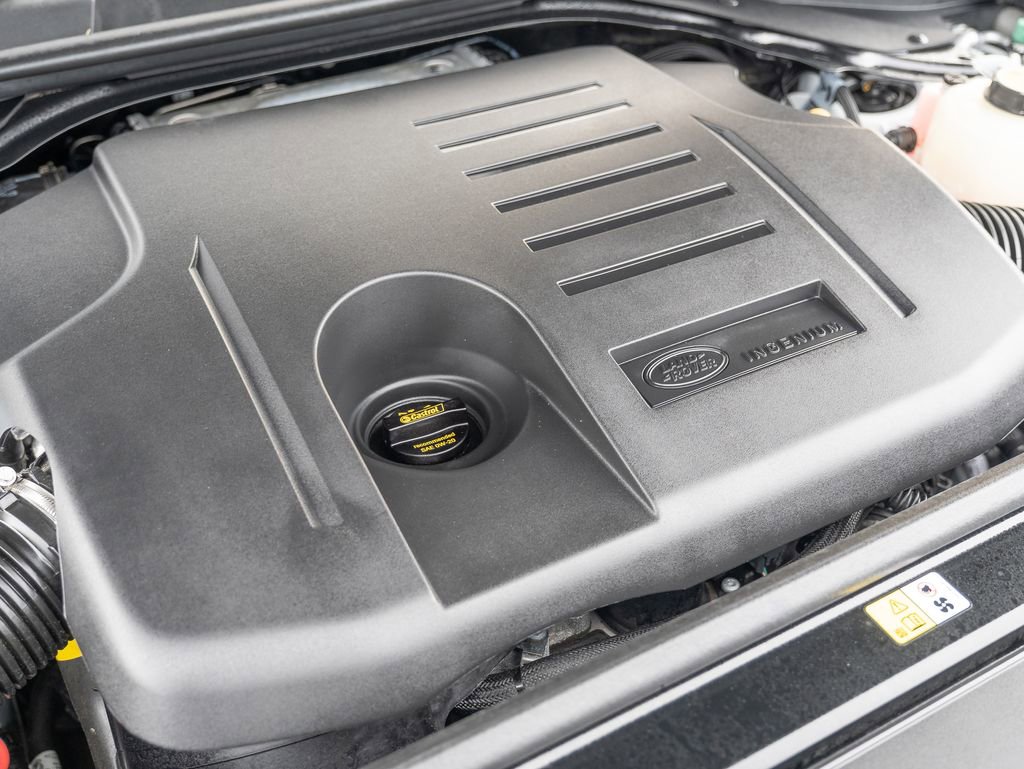 Certified 2025 Land Rover Range Rover SE image 37