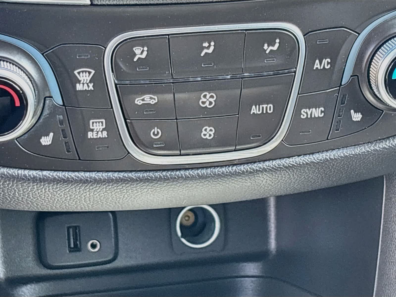 Used 2018 Chevrolet Equinox LT FWD image 20