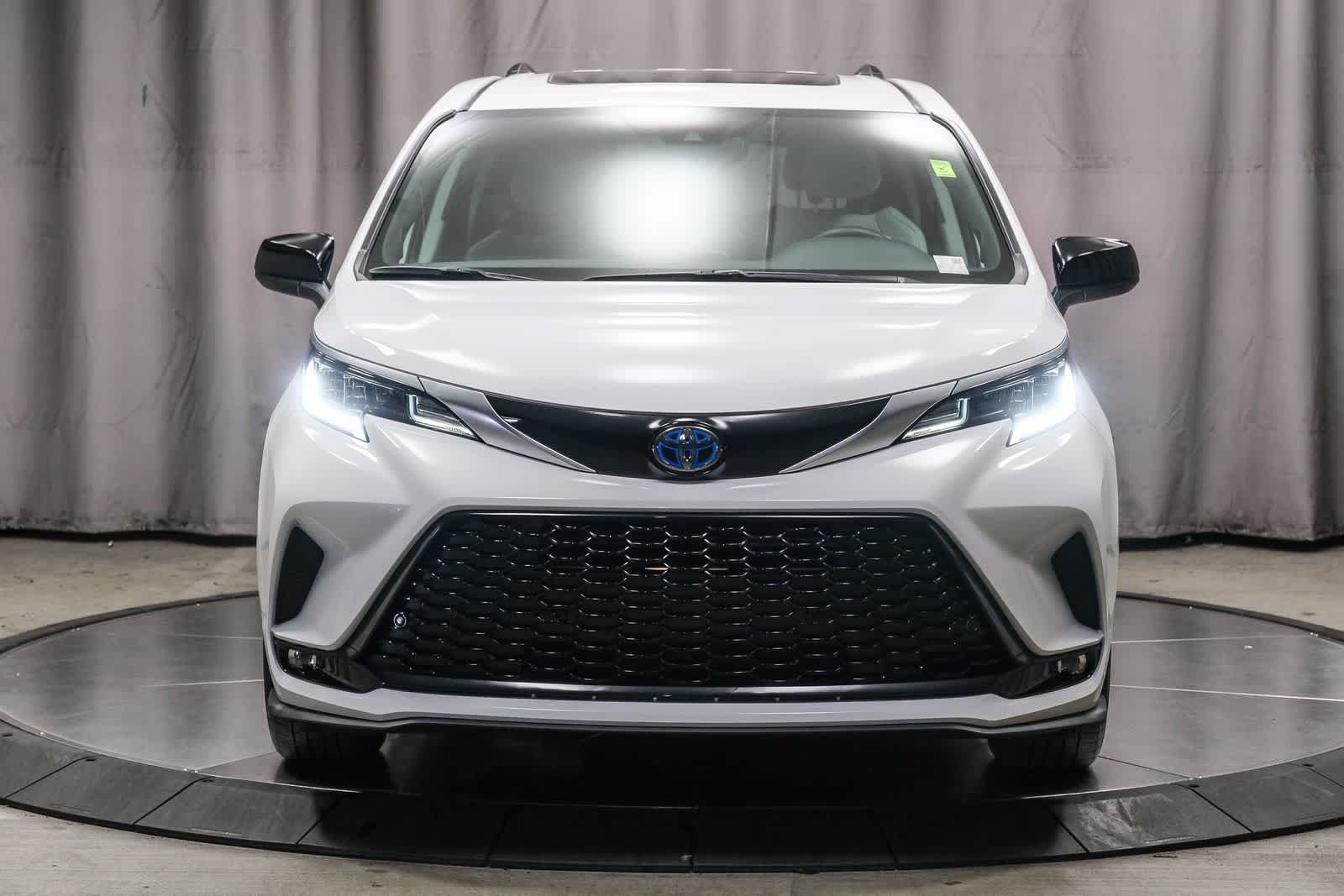 Used 2024 Toyota Sienna XSE w/ XSE Plus Package AWD/4WD image 6