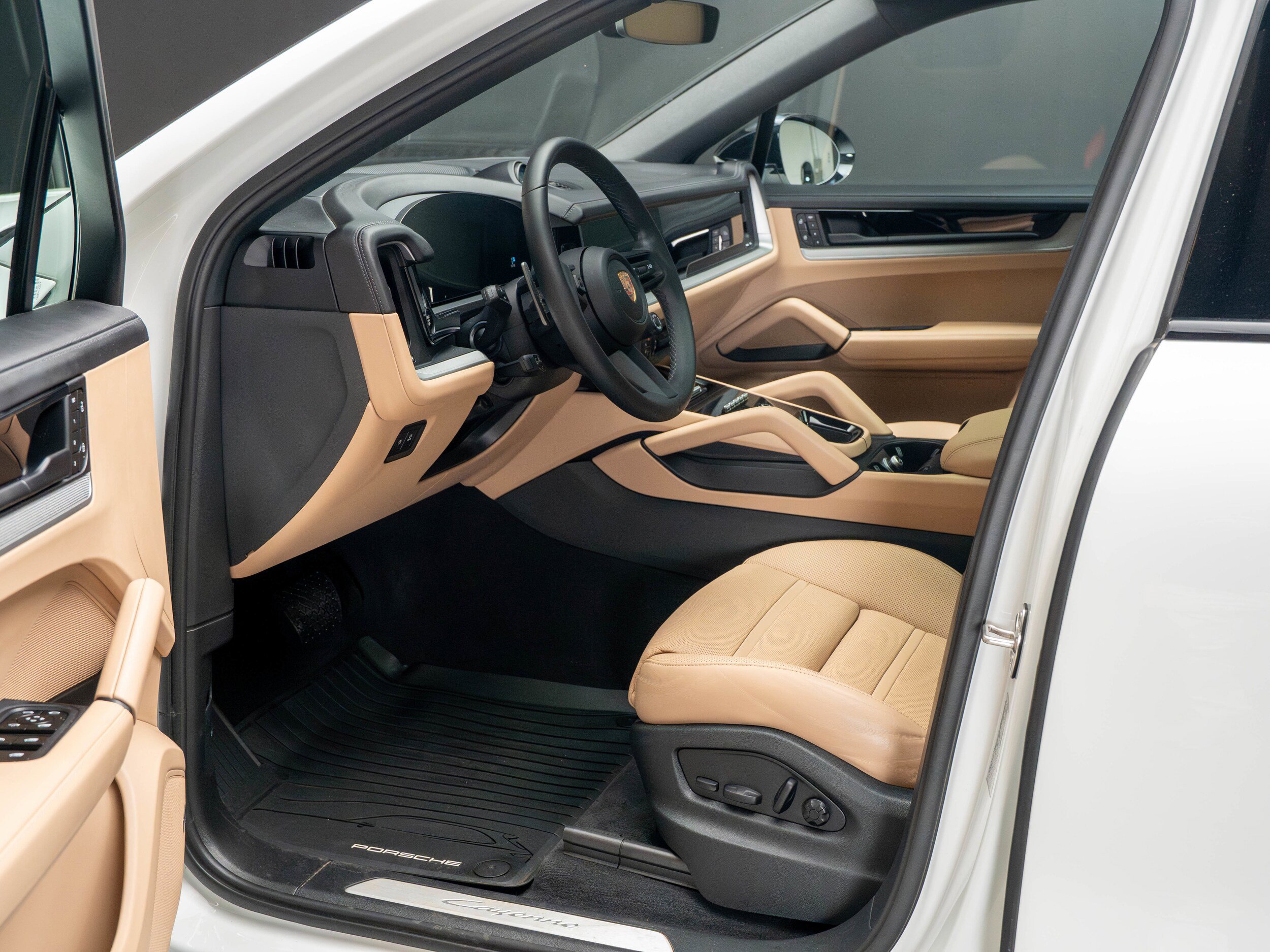 Certified 2024 Porsche Cayenne Coupe image 4