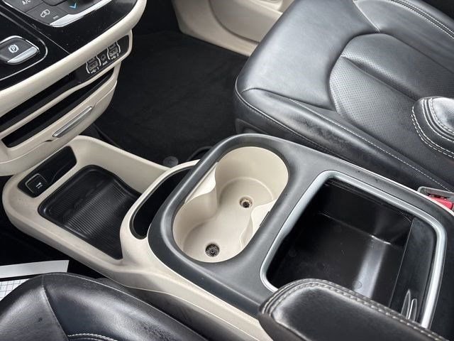 Used 2023 Chrysler Pacifica Touring-L image 28