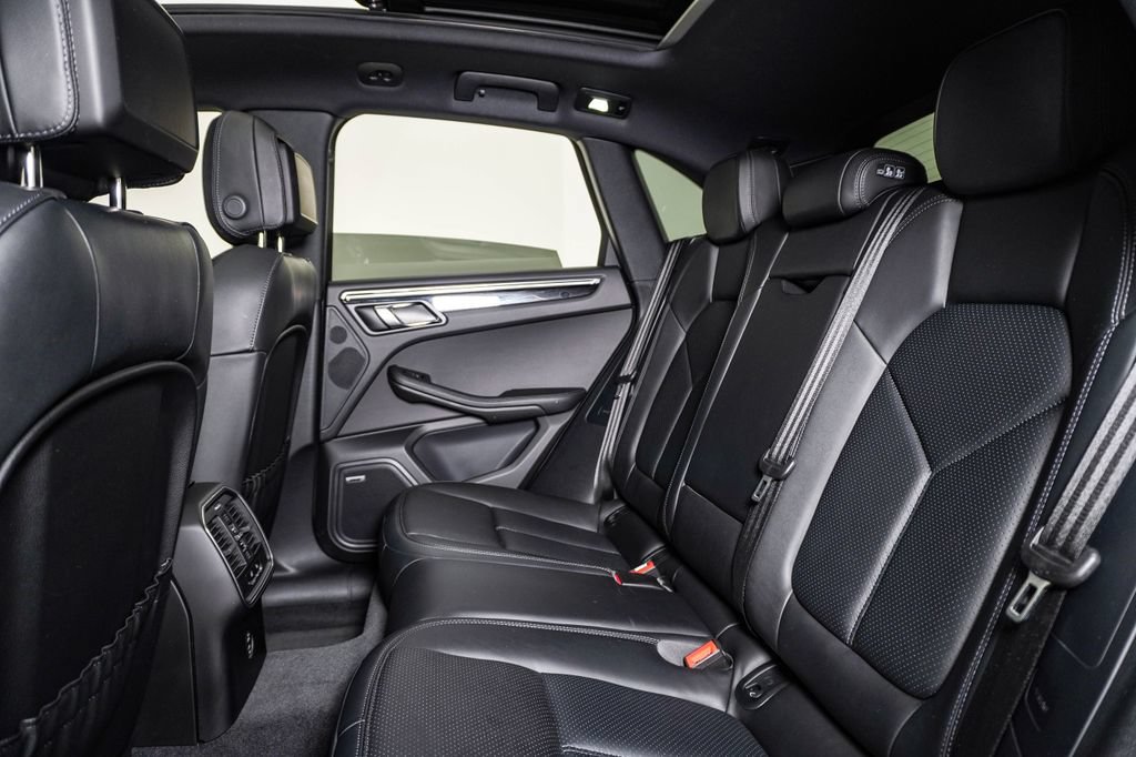 Certified 2024 Porsche Macan AWD/4WD image 17