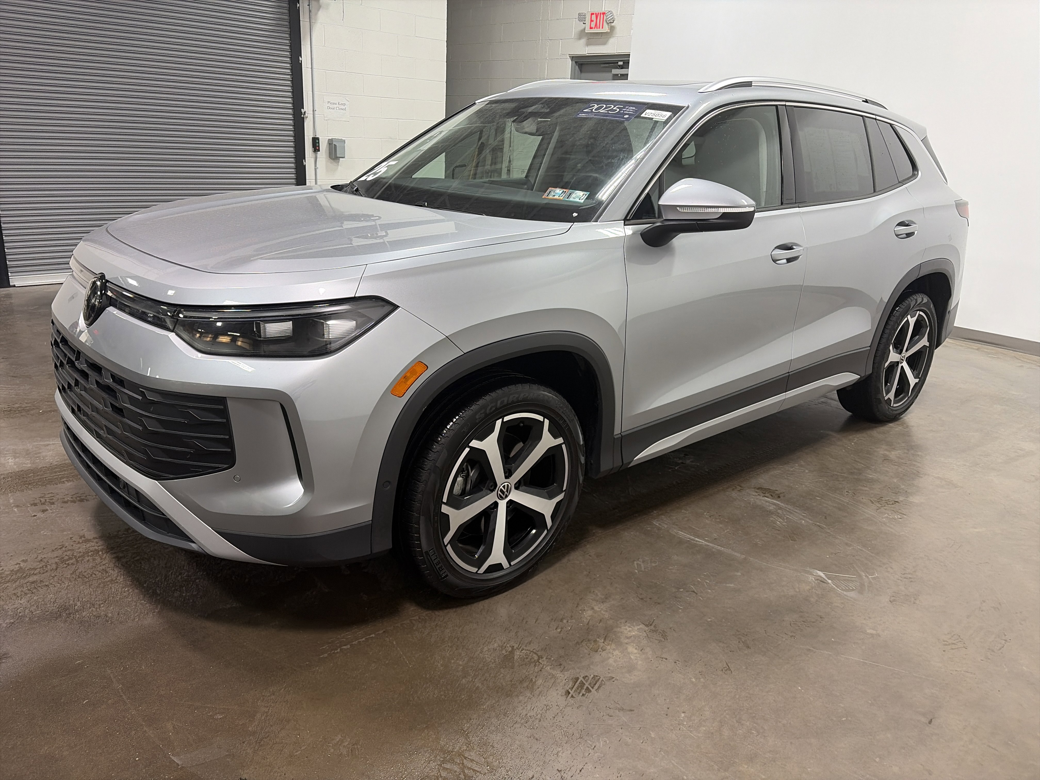 Certified 2025 Volkswagen Tiguan SE image 6