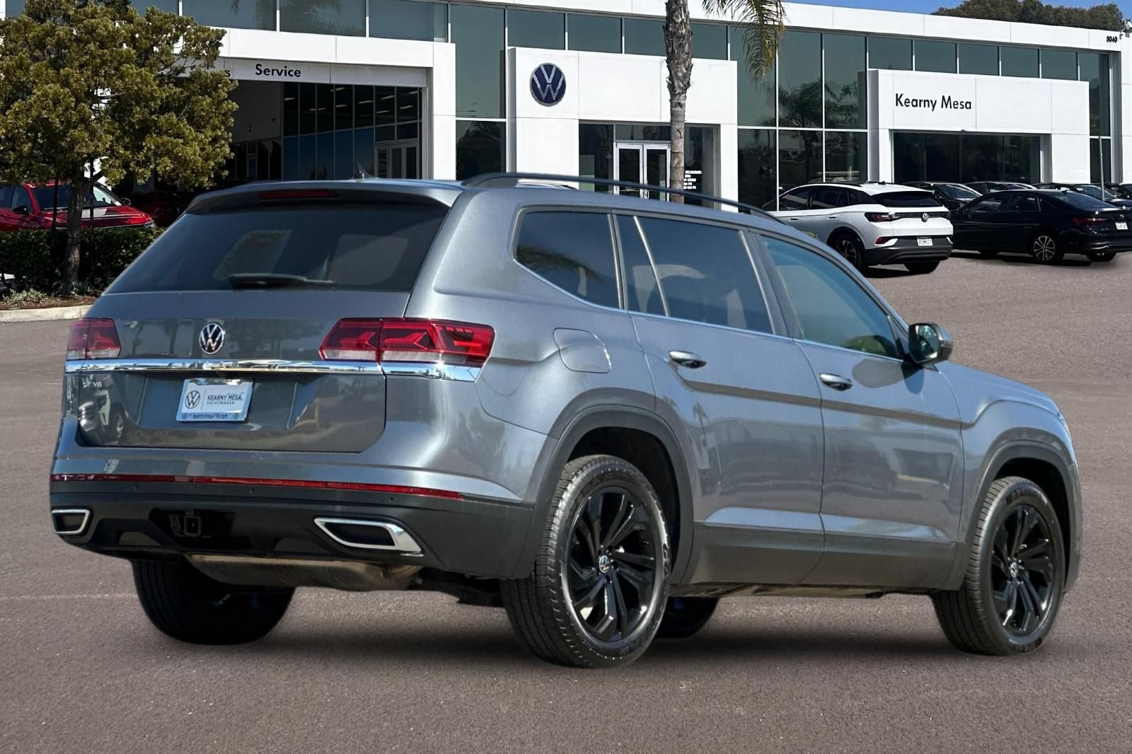 Used 2023 Volkswagen Atlas SE w/ Black Wheel Package FWD image 4