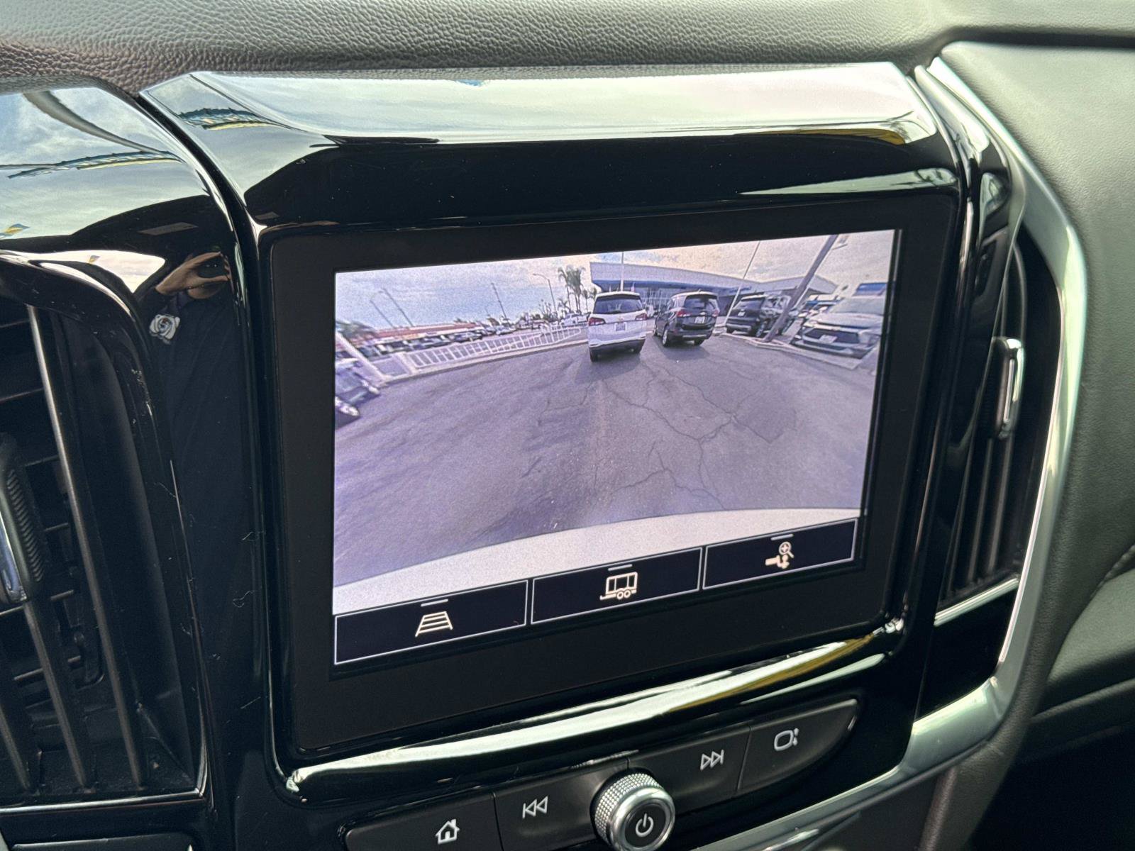 Used 2023 Chevrolet Traverse LT FWD image 18