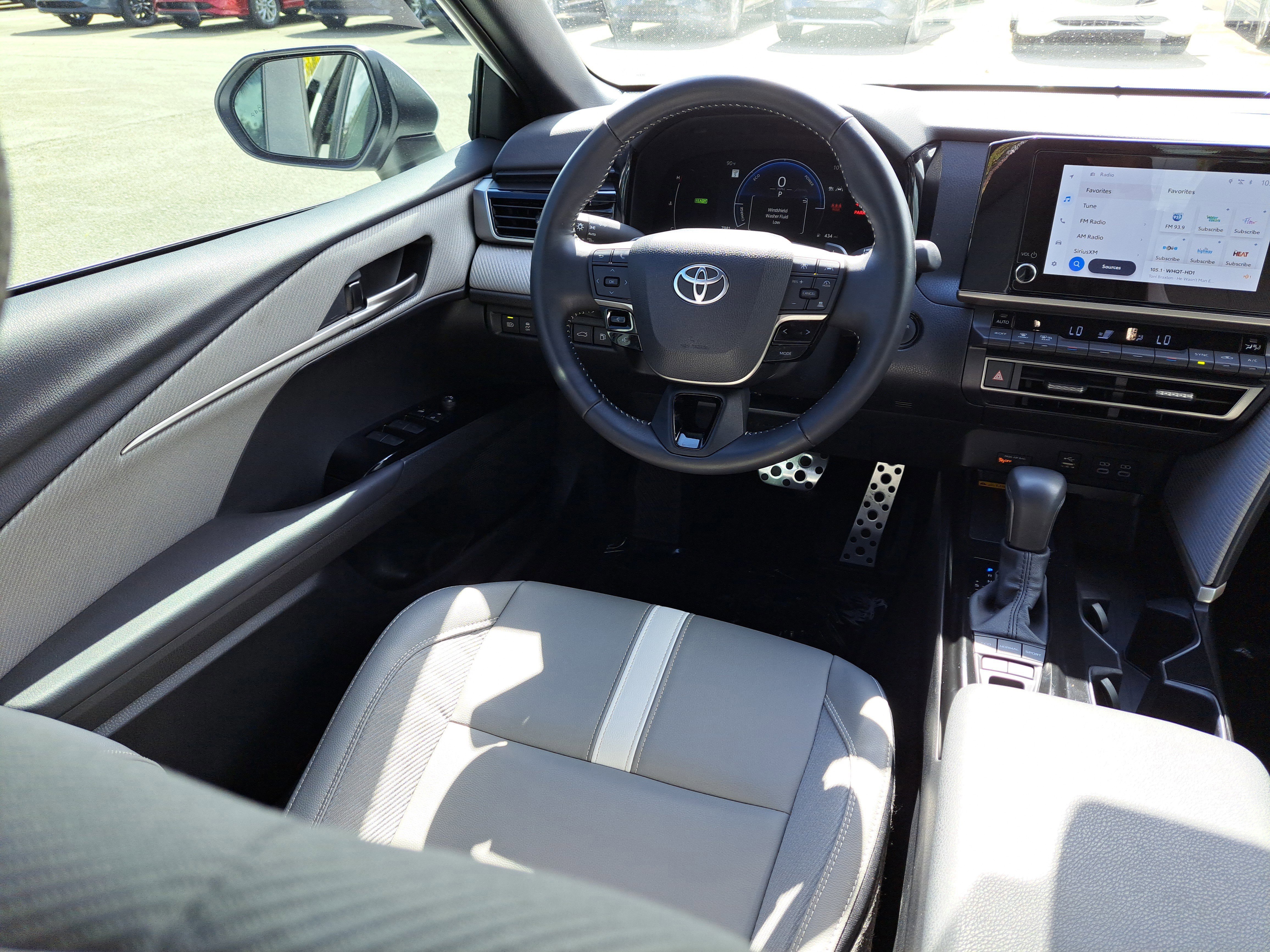 Used 2025 Toyota Camry SE image 9