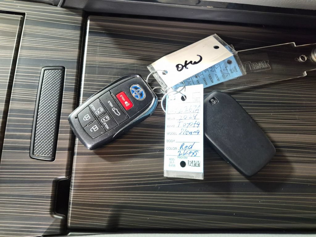 Used 2024 Toyota Sienna Limited FWD image 32