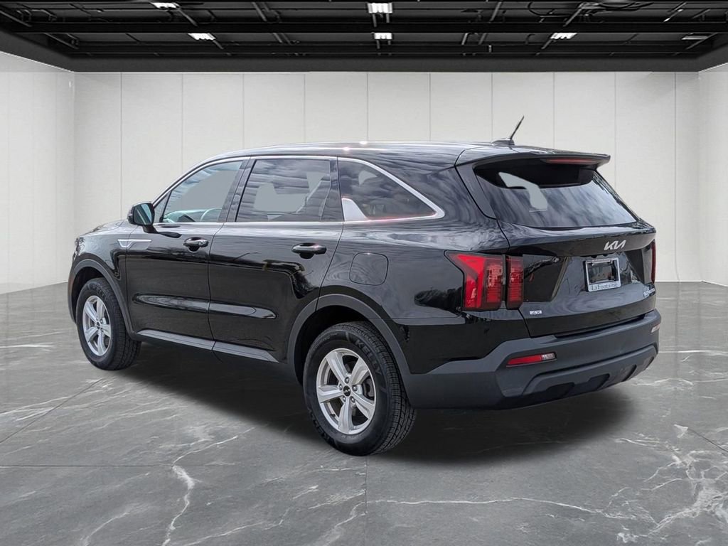 Used 2023 Kia Sorento LX image 3
