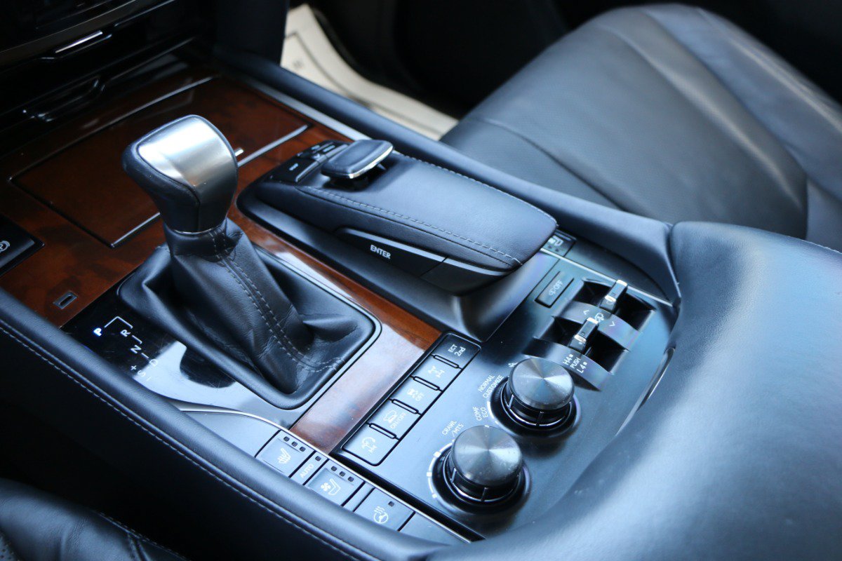 Used 2021 Lexus LX 570 4WD w/ Luxury Package image 25
