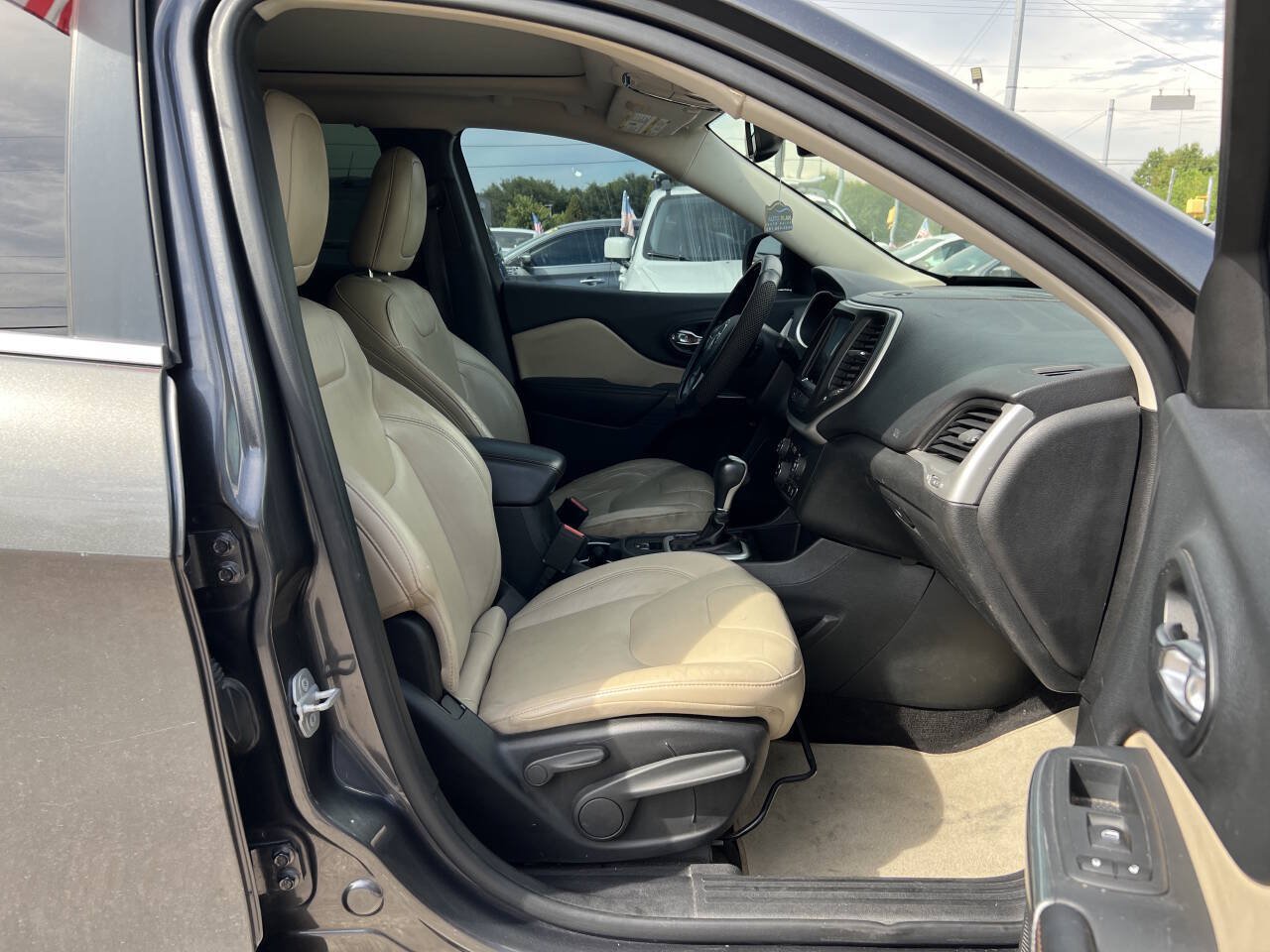Used 2016 Jeep Cherokee Limited FWD image 12