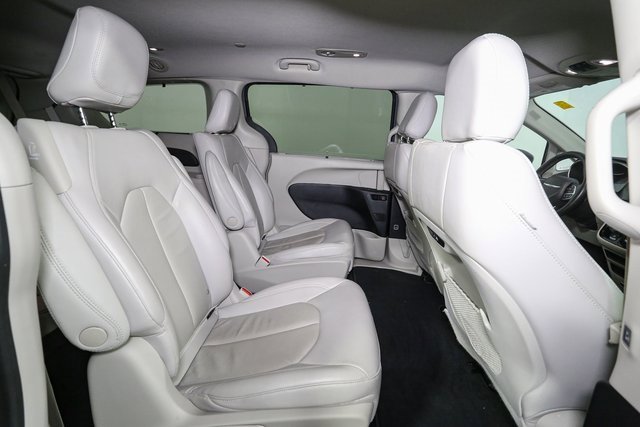 Used 2021 Chrysler Pacifica Touring-L image 19