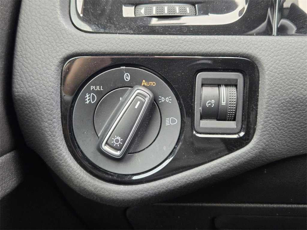 Used 2019 Volkswagen Golf 4-Door image 20