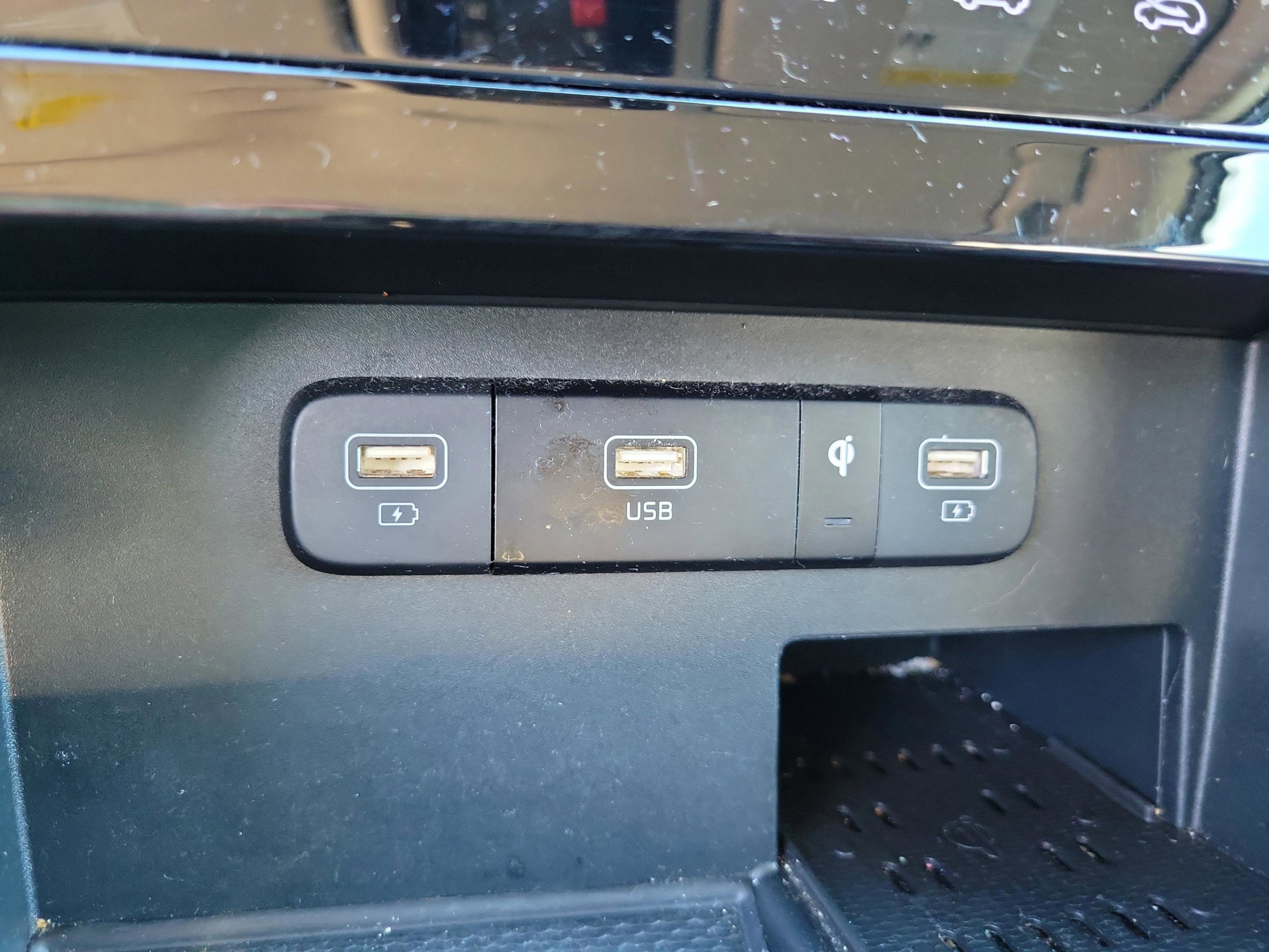 Used 2024 Kia Carnival EX image 30