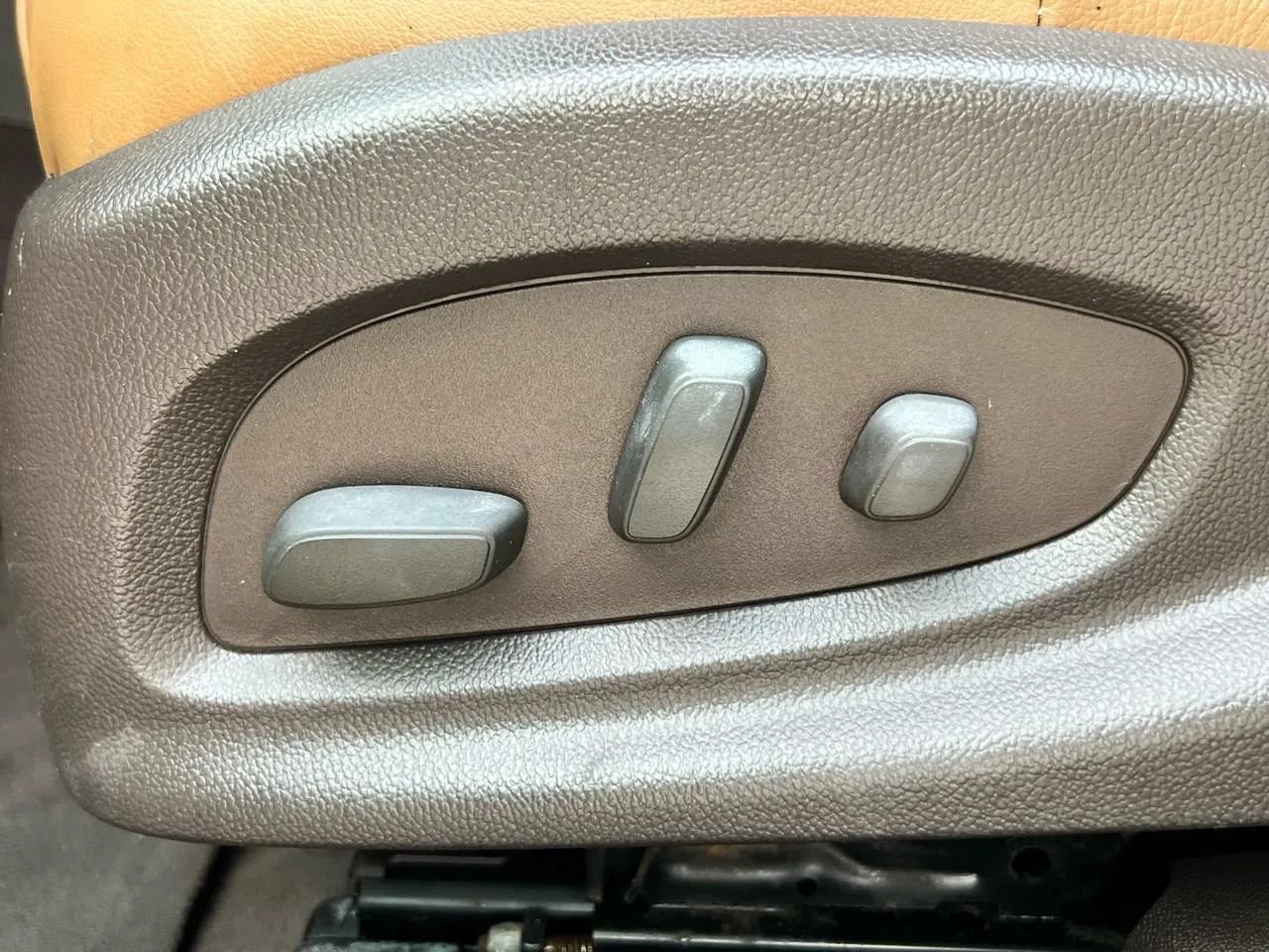 Used 2014 Buick LaCrosse Leather w/ Driver Confidence Package FWD image 20