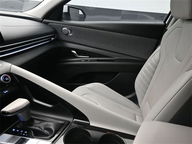 Used 2023 Hyundai Elantra Limited w/ Cargo Package image 13