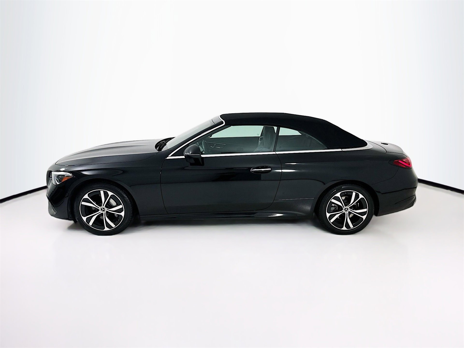 Used 2025 Mercedes-Benz CLE 300 4MATIC Cabriolet image 5