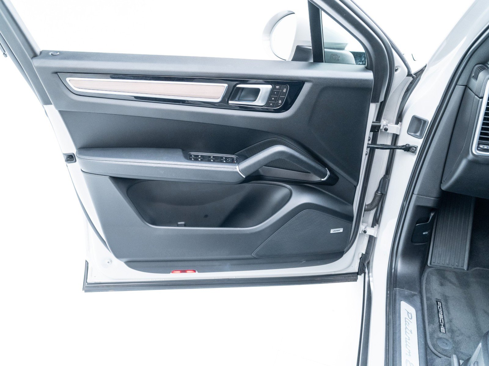 Certified 2022 Porsche Cayenne Platinum Edition image 21