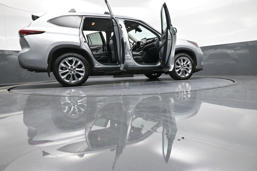 Certified 2024 Toyota Highlander Limited AWD/4WD image 50