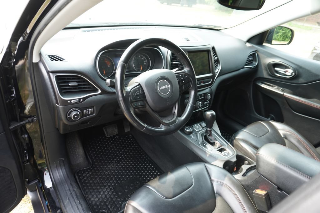 Used 2020 Jeep Cherokee Trailhawk w/ Cold Weather Group AWD/4WD image 3