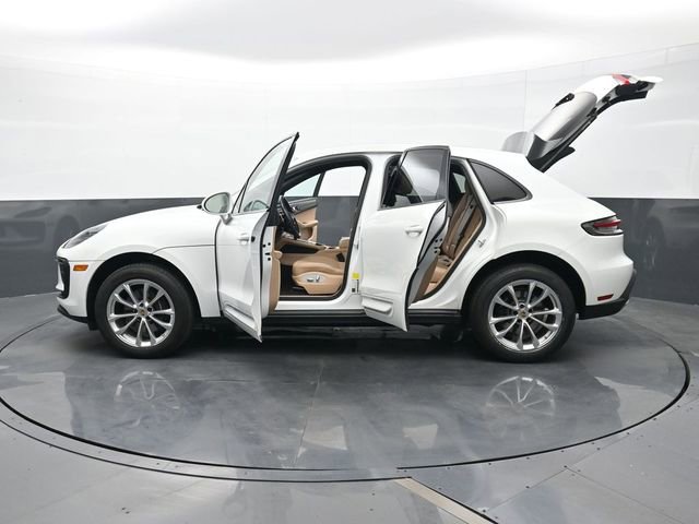 Certified 2023 Porsche Macan image 28