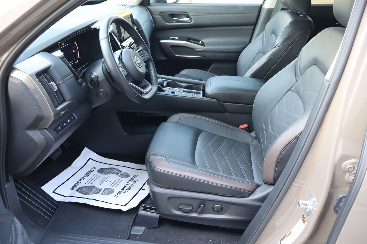 Used 2025 Nissan Pathfinder Platinum FWD image 17