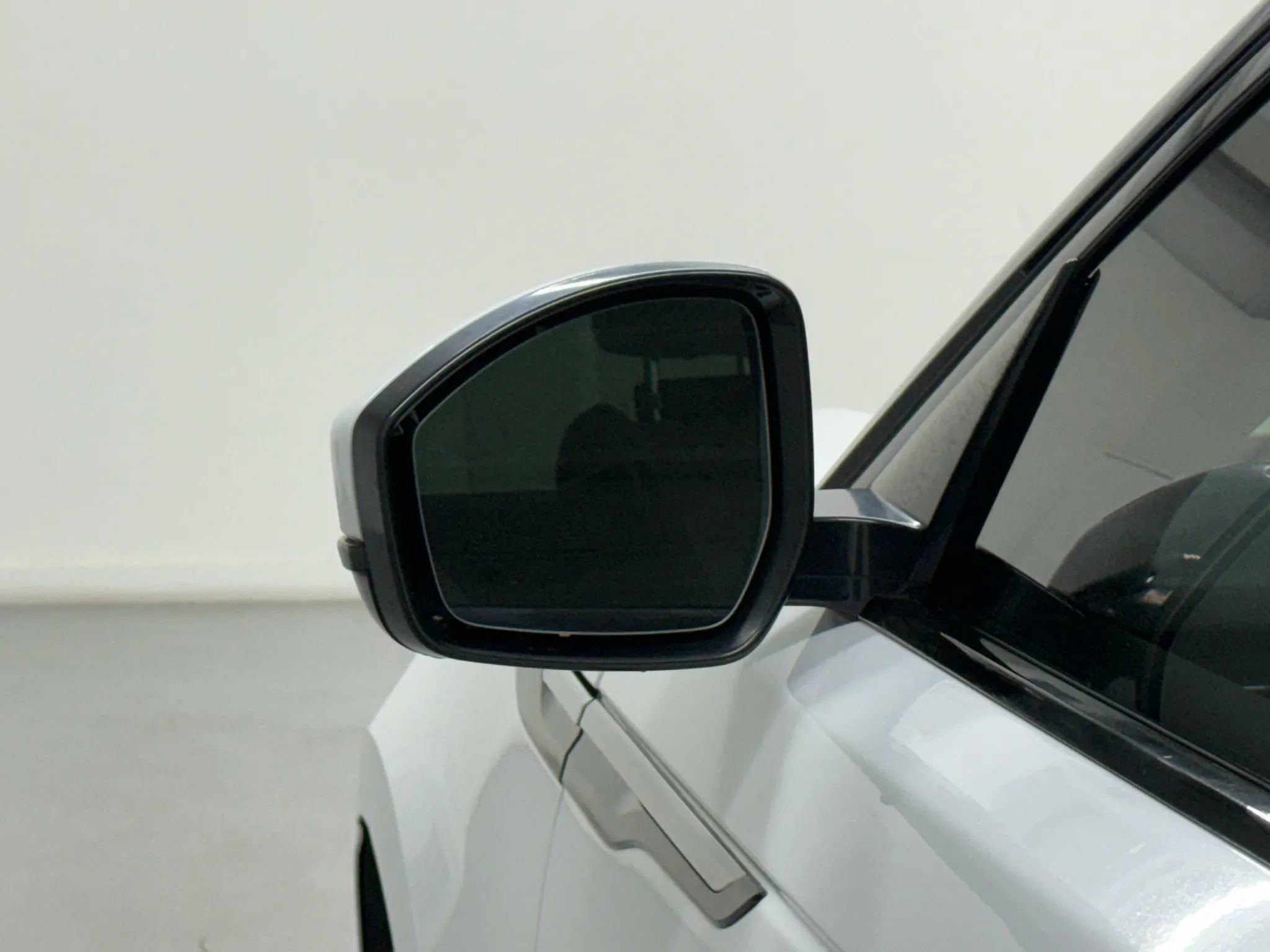 Used 2020 Land Rover Range Rover Velar S image 42