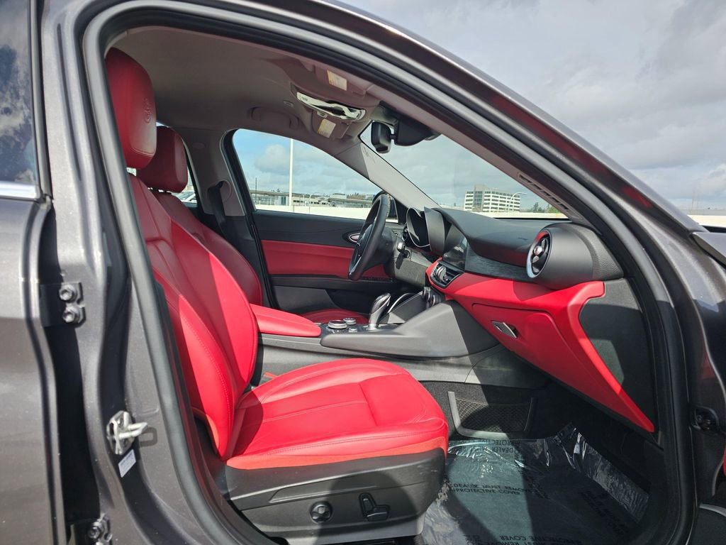 Used 2019 Alfa Romeo Giulia image 11