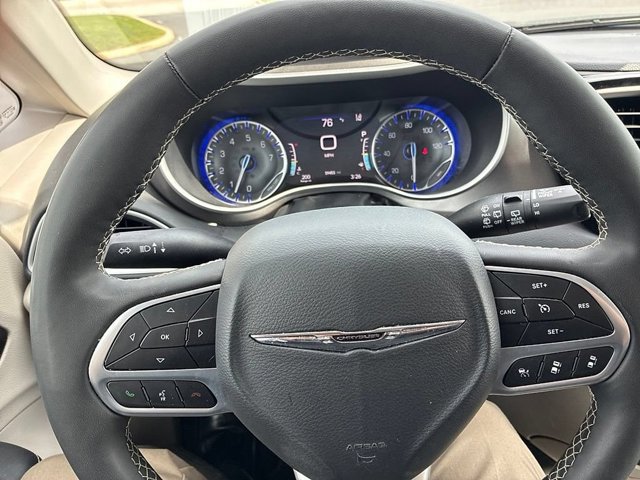 Used 2024 Chrysler Pacifica Touring-L FWD image 26