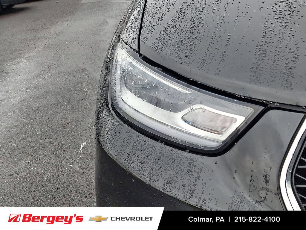 Used 2023 Chrysler Pacifica Touring-L image 11