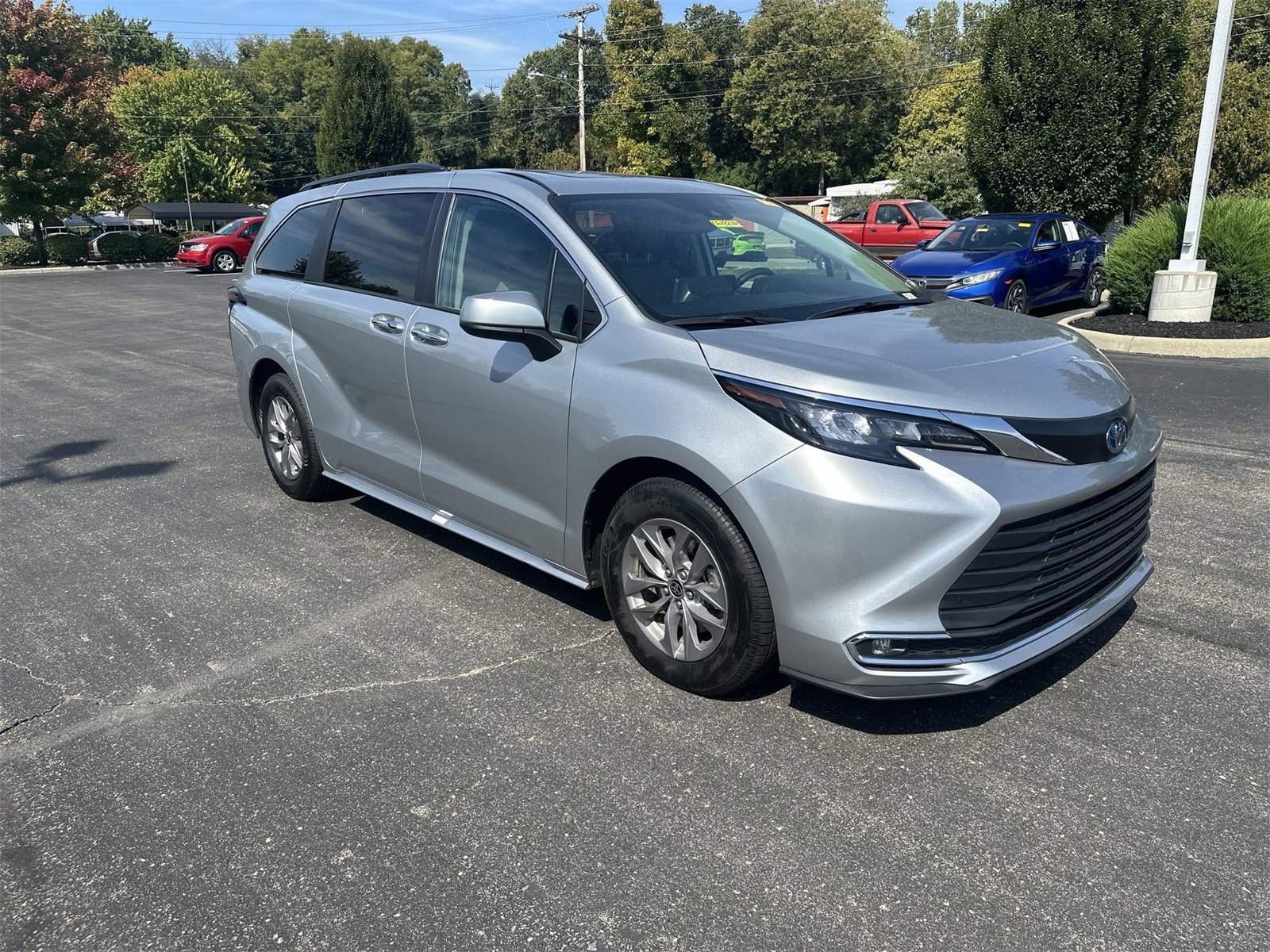 Used 2024 Toyota Sienna XLE image 2