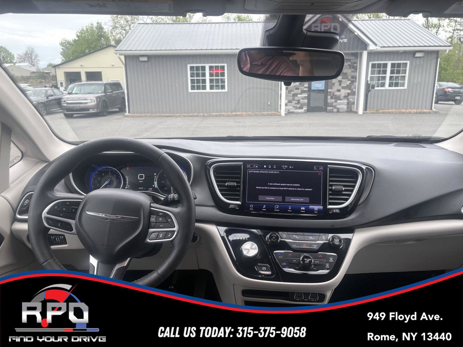 Used 2024 Chrysler Pacifica Touring-L FWD image 16
