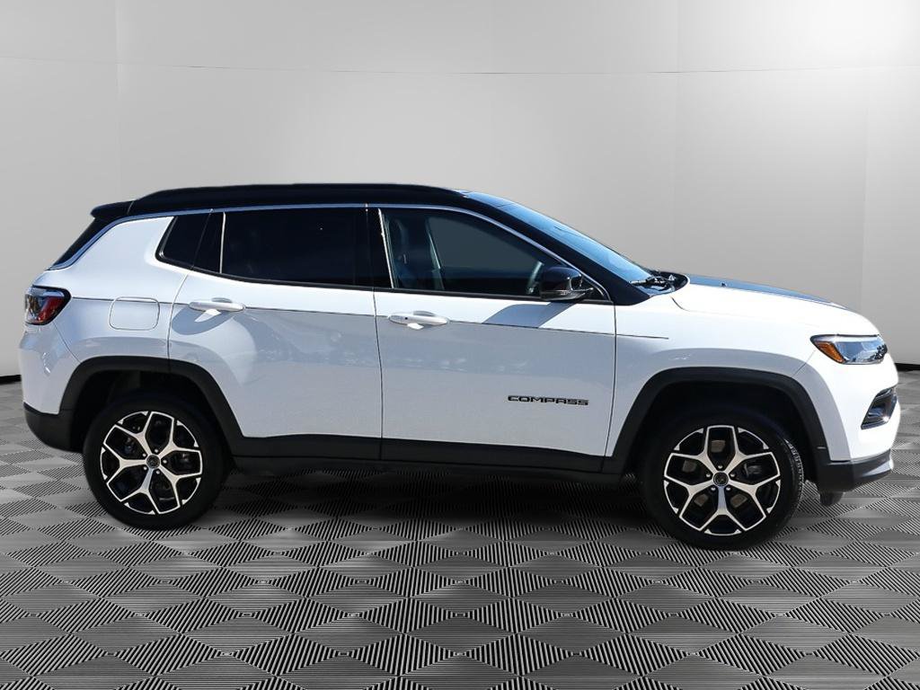 Used 2025 Jeep Compass Limited w/ Sun & Sound Group AWD/4WD image 9