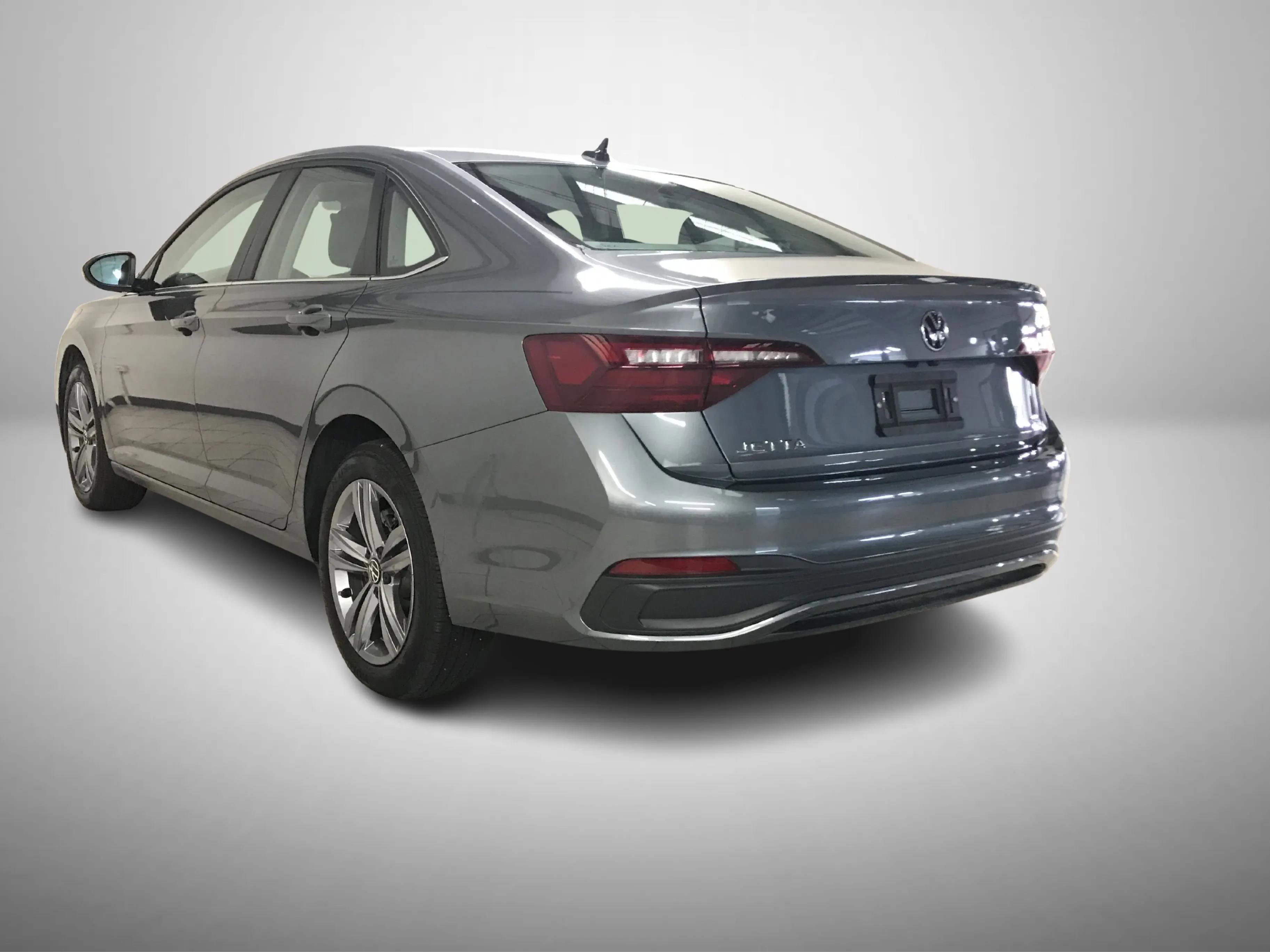 Used 2024 Volkswagen Jetta SE w/ Panoramic Sunroof Package FWD image 5