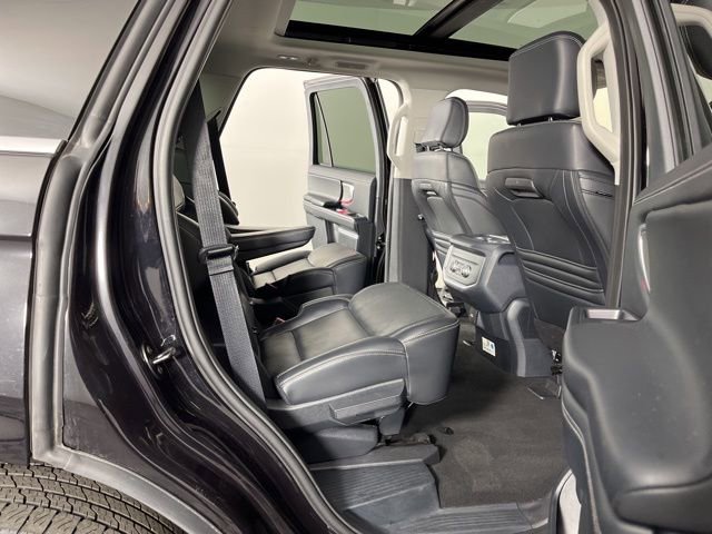 Used 2025 Ford Expedition Platinum image 46