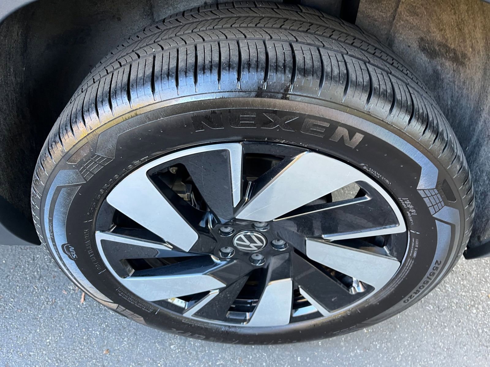 Used 2025 Volkswagen Atlas Cross Sport SE image 31